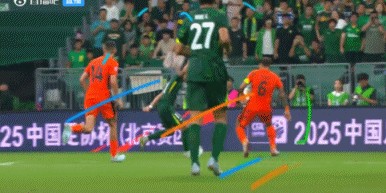 林良铭禁区内倒地，裁判没有表示