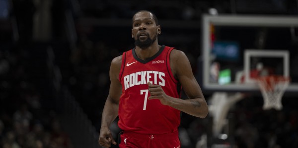 fb体育平台-杜兰特：如果对手要三个人包夹我 我应该更多地牺牲自己！