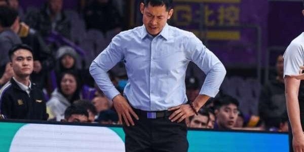 自作孽！将球队三分王打入“冷宫”，重用亲信，把强队带成了鱼腩