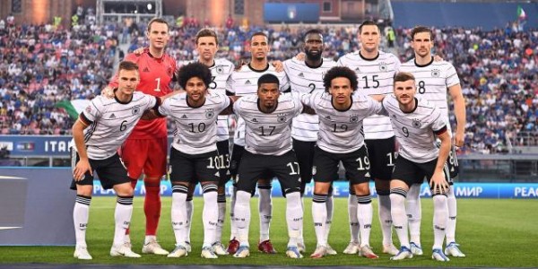 拜仁帮低迷，两闸反复试错，弗利克的德国队开倒车