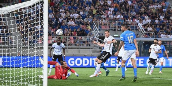 拜仁帮低迷，两闸反复试错，弗利克的德国队开倒车