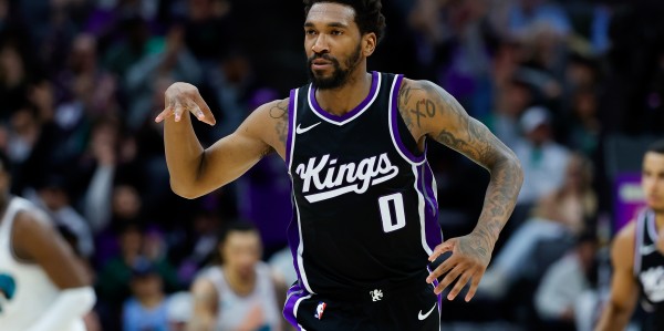 国王记者：球队这几个月一直把蒙克列为可交易 和威少保持着联系